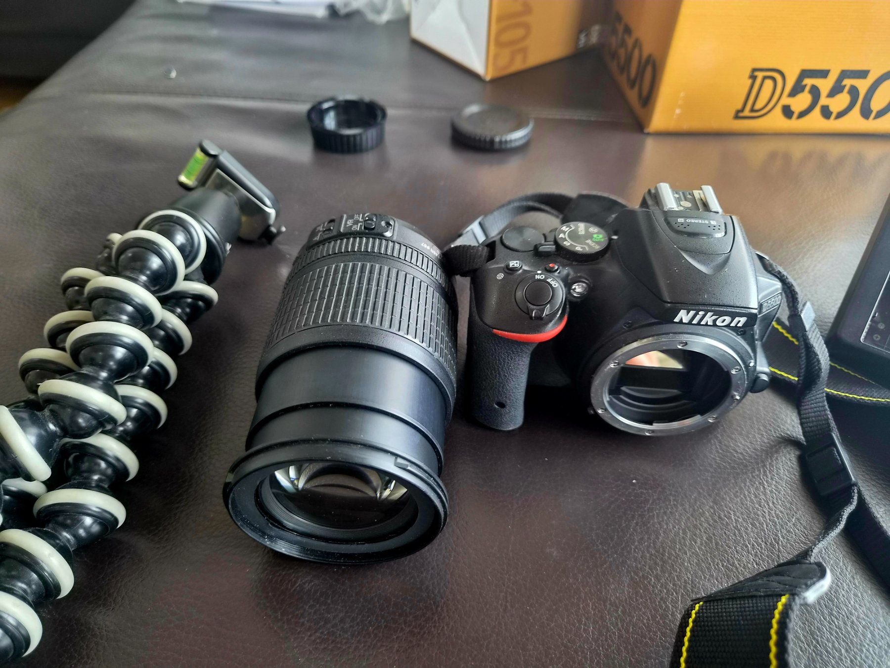 Nikon Fotocamera: Nikon D5500 mit 18-105mm VR Objektiv & GorillaPod – Usato da Dübendorf venduto da RoboAnd