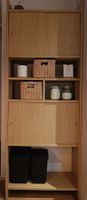Holzregal mit Schiebetüren und offenen Fächern von IKEA