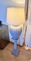 Elegante Lampe mit Säule im antiken Stil