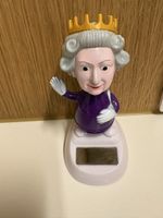 Queen Elizabeth Wackelfigur mit Solarbetrieb Top Zustand