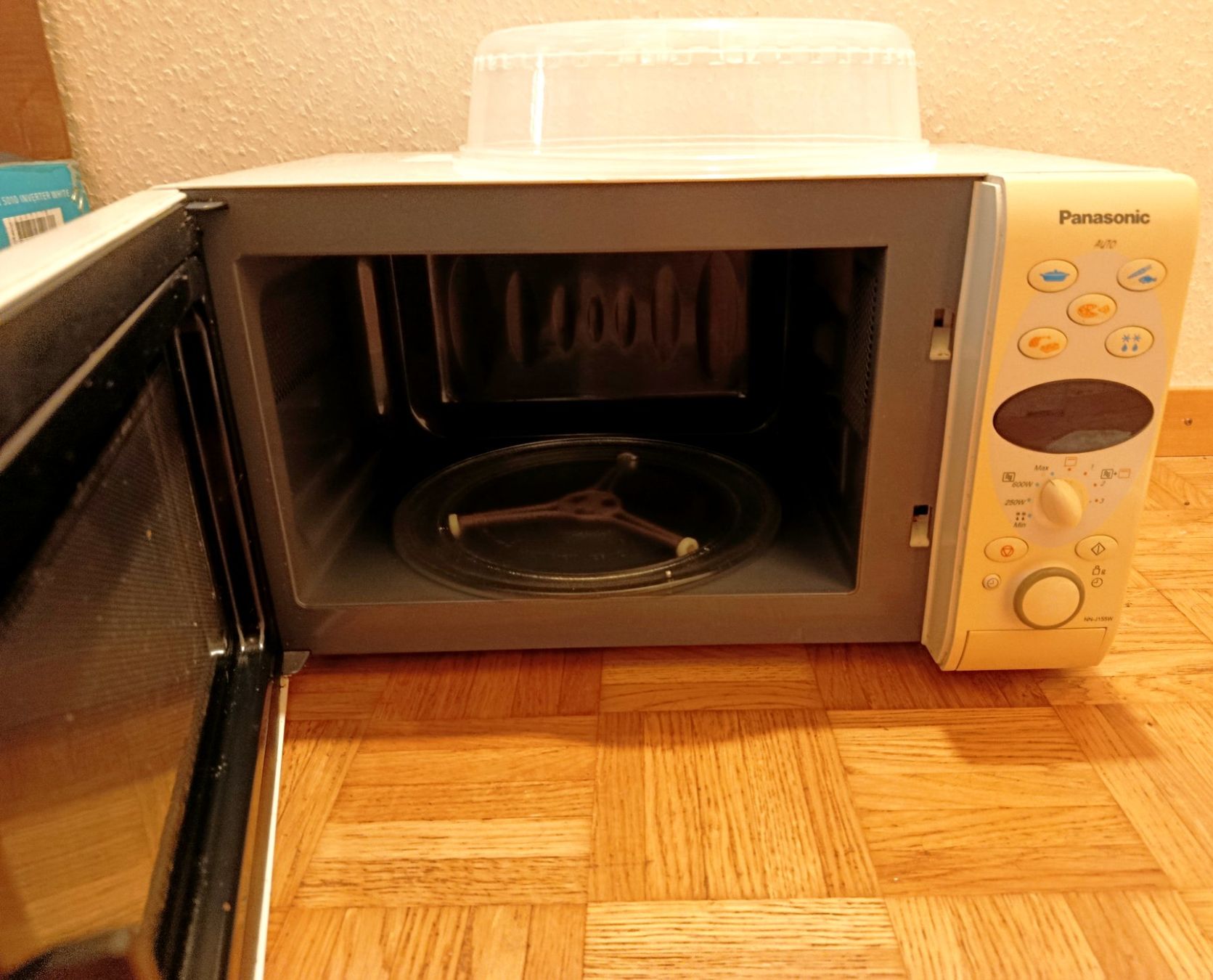 Panasonic Forni: Micro-ondes Panasonic Grill – Usato da Les Acacias venduto da Dame_Shakti 2