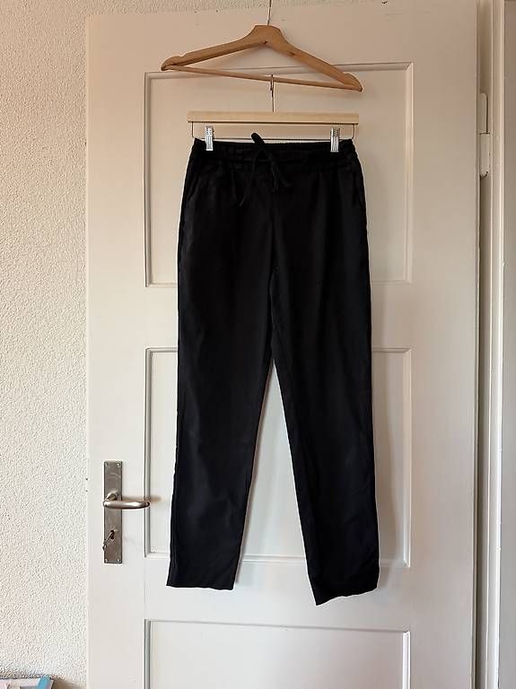 Pantalons: SCHWARZE STOFFHOSE – D'occasion à Zürich par Nadgb1303