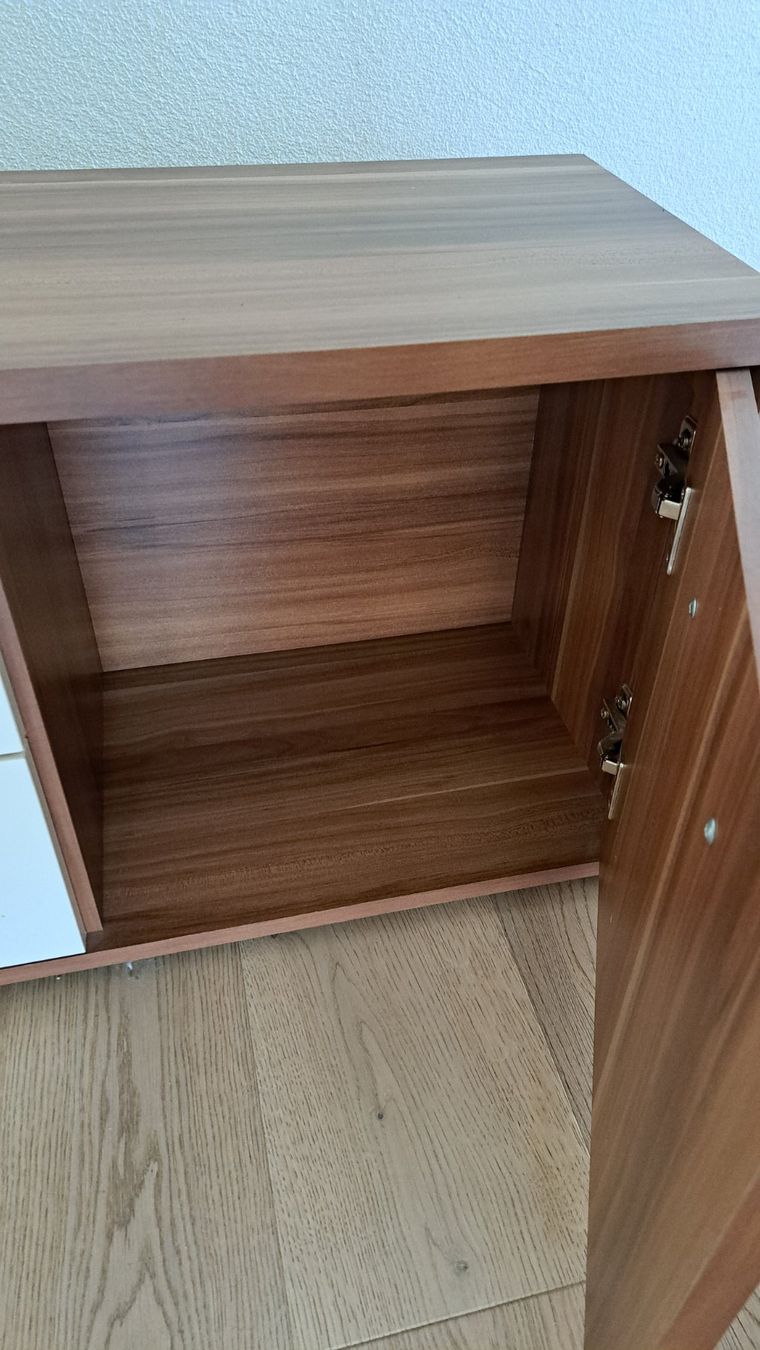 Kommoden: Mini-Lowboard in Nussbaum-Optik – Gebraucht aus Galgenen von Clementin0 3