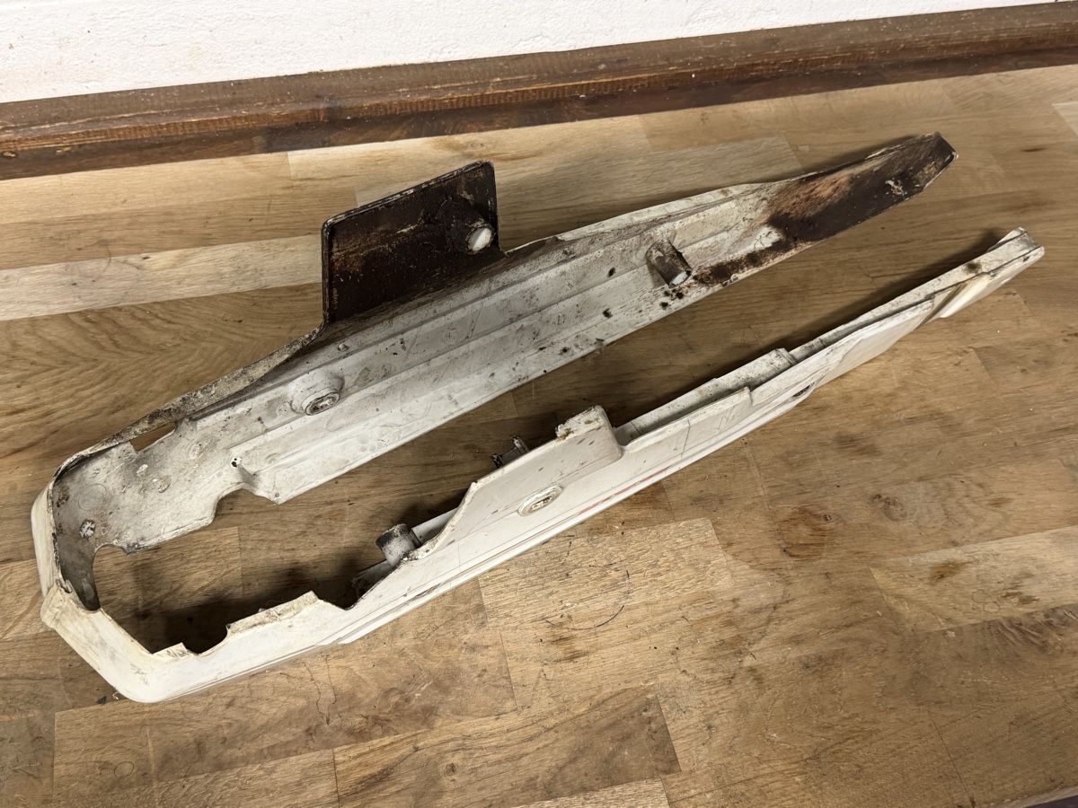 Parti ricambio per ciclomotori: Seitenschützer Puch weiss original – Usato da Bolken venduto da si.x.las 9