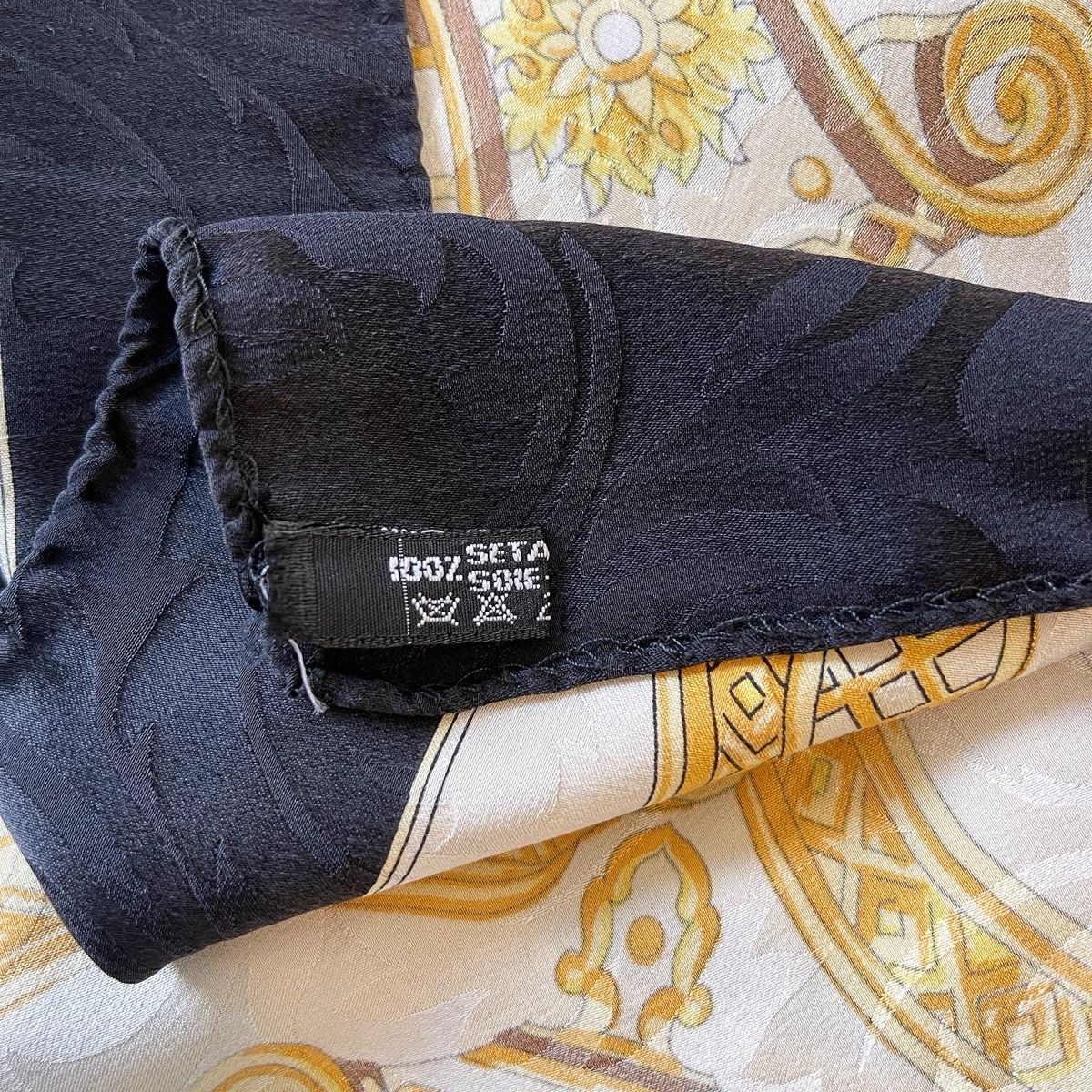 Valentino Foulards, Tücher & Schals: VALENTINO DROP Vintage Silk Scarf – Gebraucht aus Emmen von Avviivva_Com2023 5