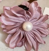 Elegante Haarklammer mit Blume und Perle - Neu und Stilvoll