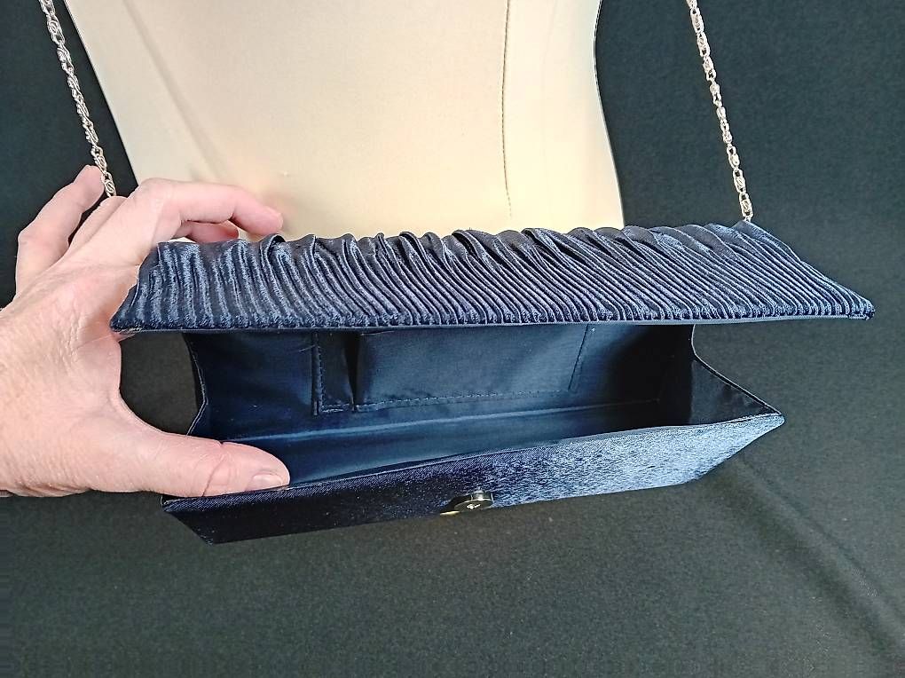 Taschen für Damen: Abendtasche Dunkelblau mit Kette neuwertig – Gebraucht aus Bünzen von Milly32 1
