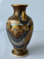 Handbemalte japanische Vase im Stil von Satsuma