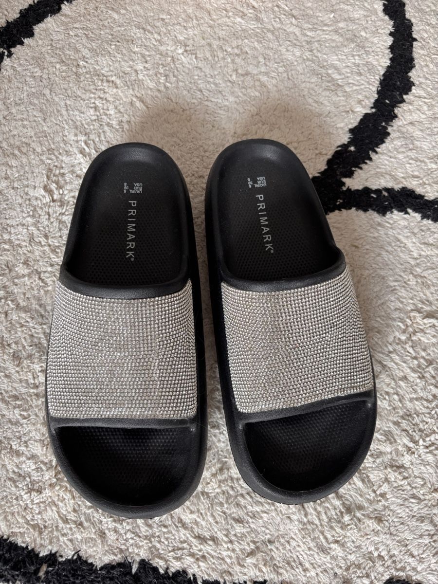 Primark Scarpe da uomo: Primark Pantoletten, schwarz mit Strass, Grösse 39 – Usato da Gossau SG venduto da Swisslady25