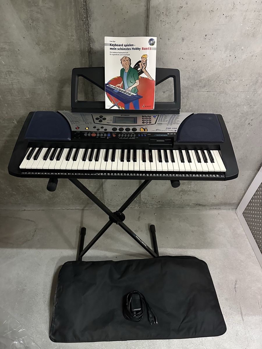 Yamaha Strumenti musicali: Keyboard Yamaha PSR-340 mit Ständer und Buch – Usato da Chur venduto da Sim7000 1
