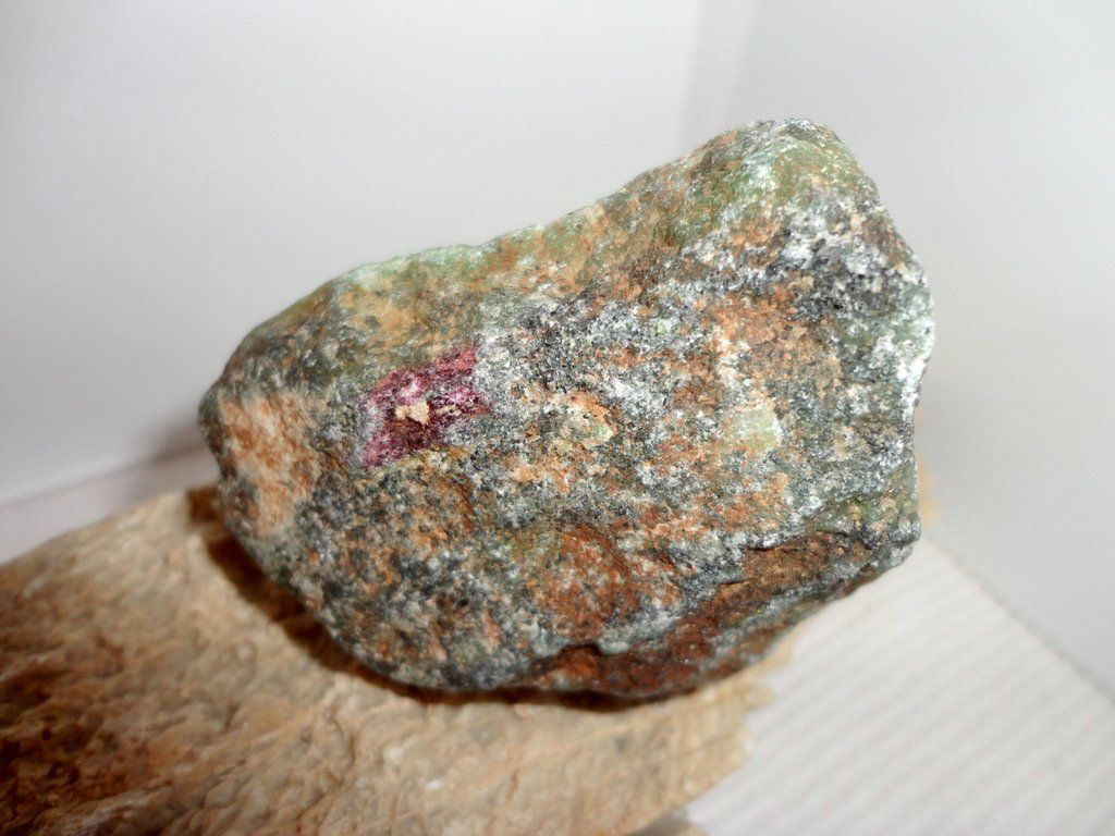 Minerali & Pietre curative: Rubin-Zoisit roh – Nuovo (secondo la descrizione) da Biberist venduto da Steine