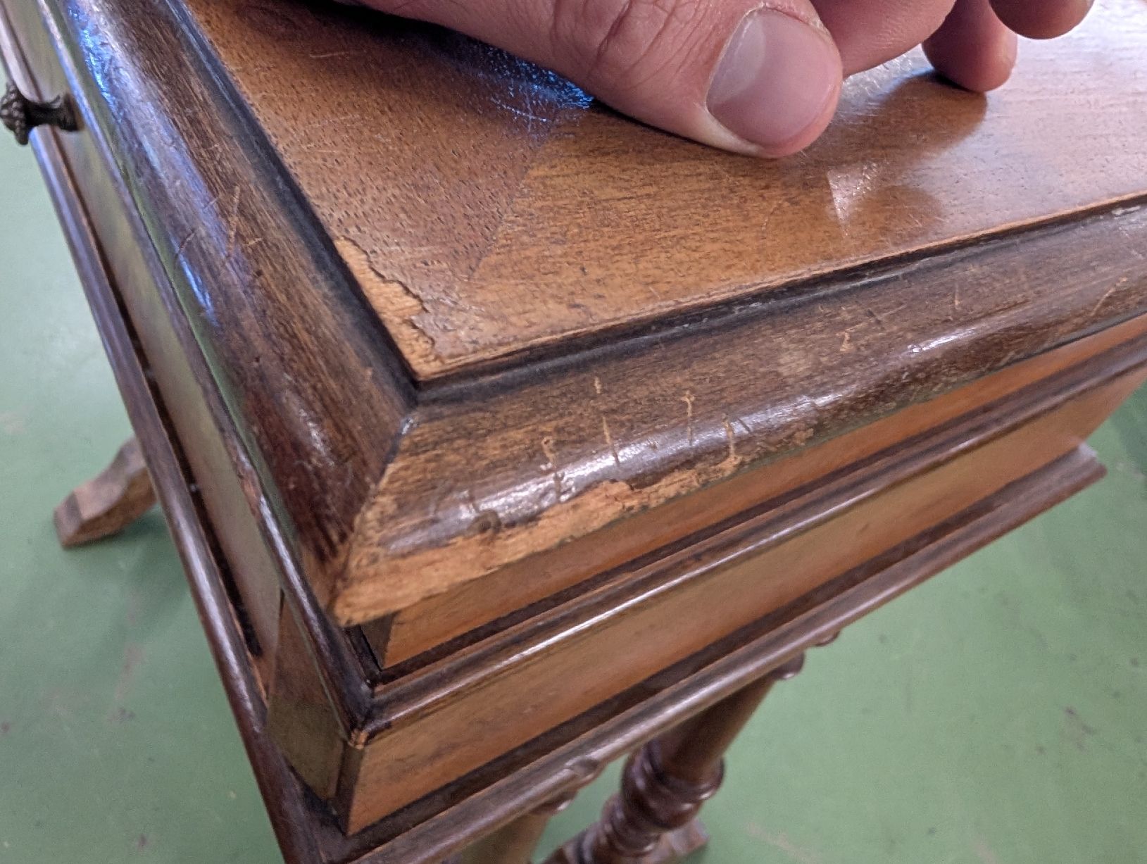 Tavoli: Antikes Biedermeier-Tischchen mit edlem Wurzelfurnier – Usato da Pratteln venduto da Cartonsducoeur_bl 7
