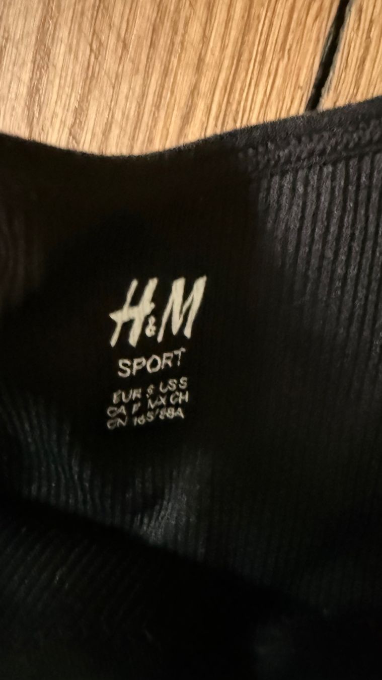 H&M Top: Schwarzes Sporttop von H&M – Usato da Schaffhausen venduto da melanieisa 1