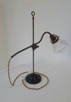 Jugendstil Tischlampe mit geätztem Glasschirm .