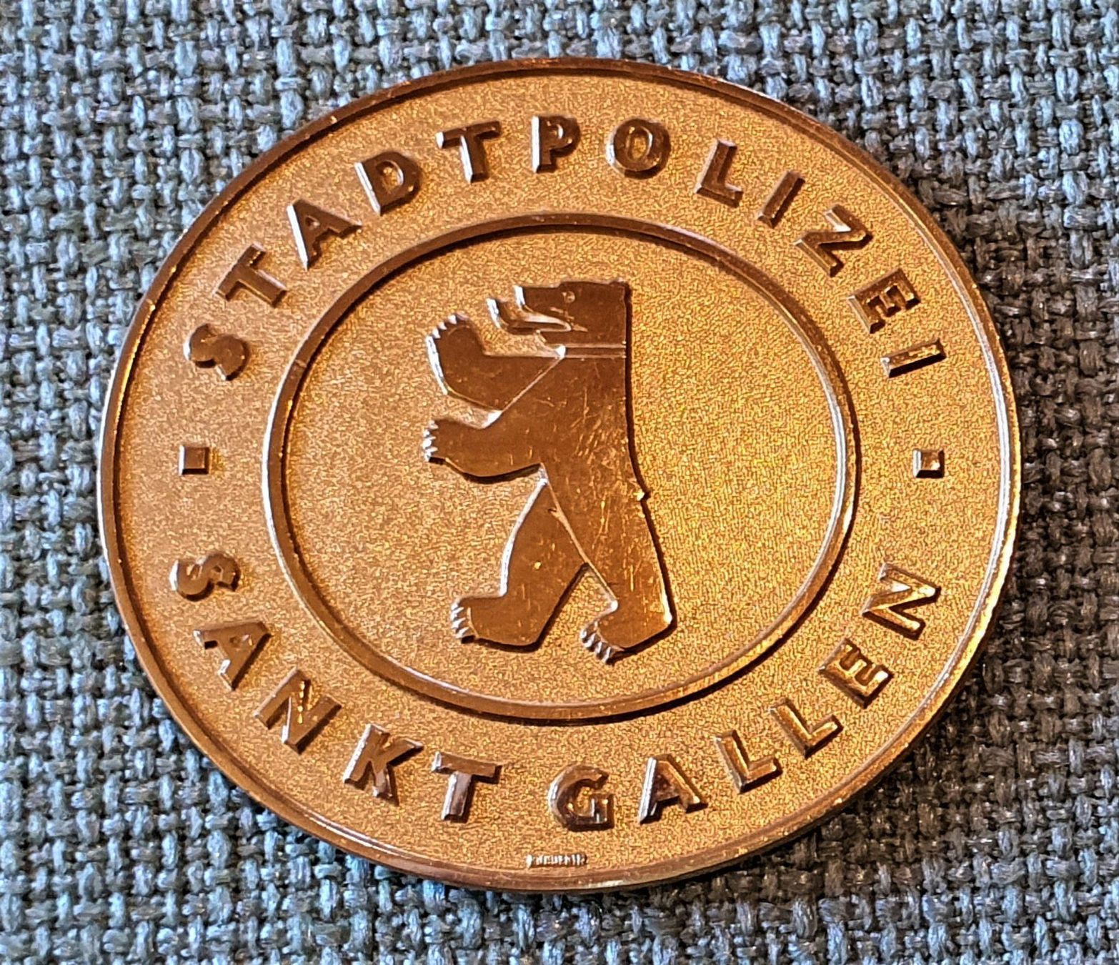 Plaketten & Abzeichen: E110 - Stadt Polizei Sankt St. Gallen CH – Gebraucht aus Reinach BL von Boston-Verkauf