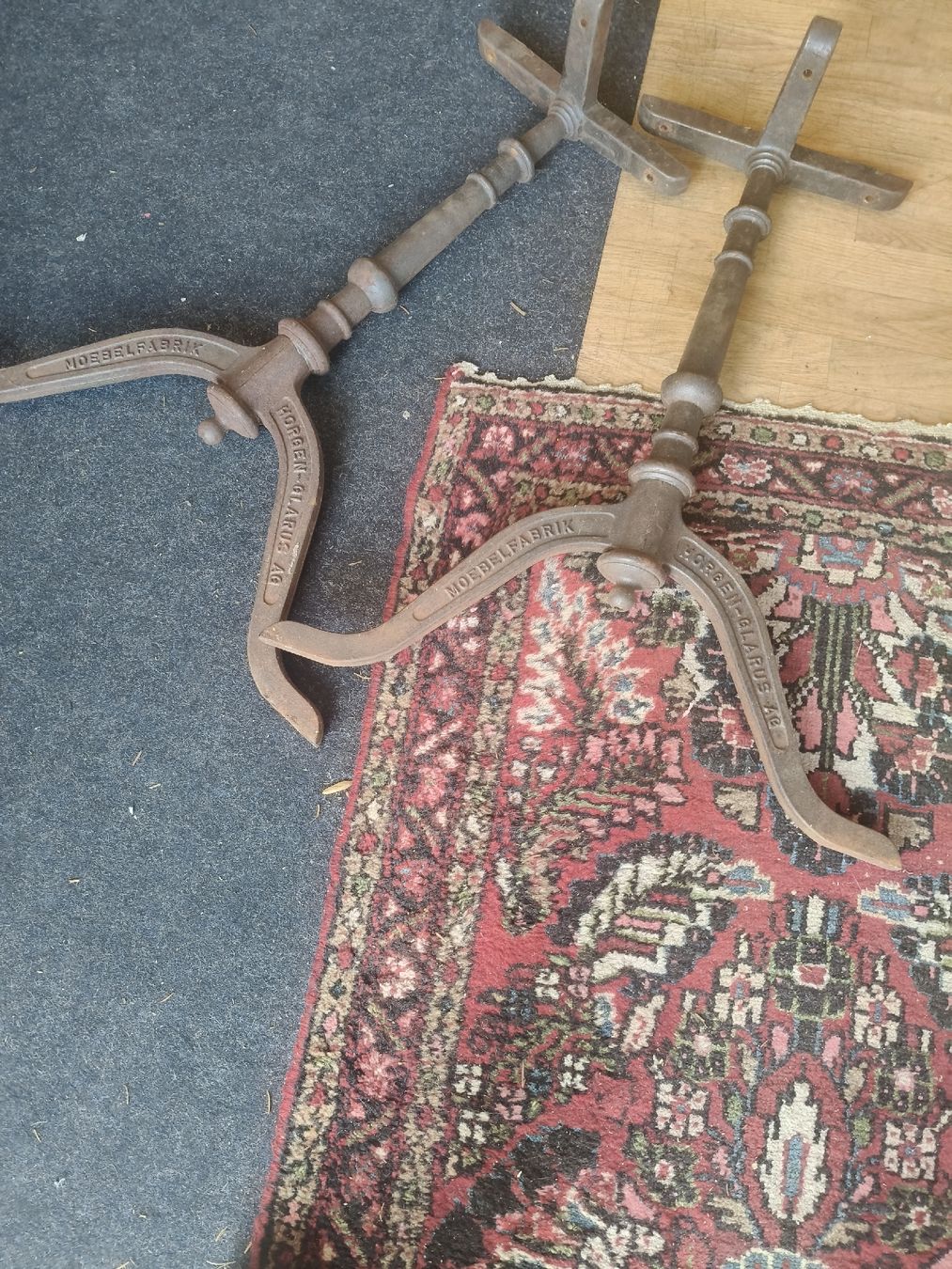 Altri mobili d'antiquariato: Horgen Glarus Gusseisenfüsse – Usato da Zwingen venduto da inf_2blh