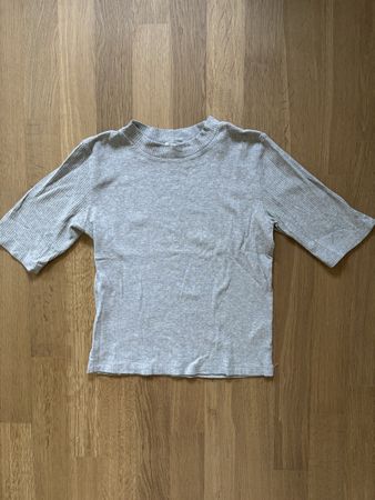 Graues T-Shirt mit ellbogenlangen Ärmeln