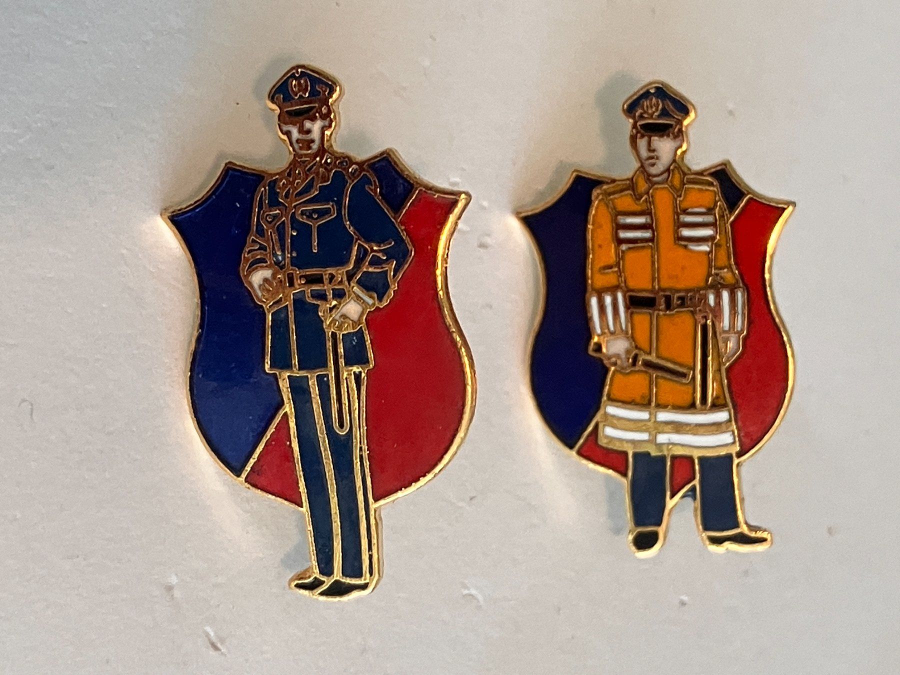 Placchette & Badge: 2 Pin Polizisten – Usato da Basel venduto da djwwpp