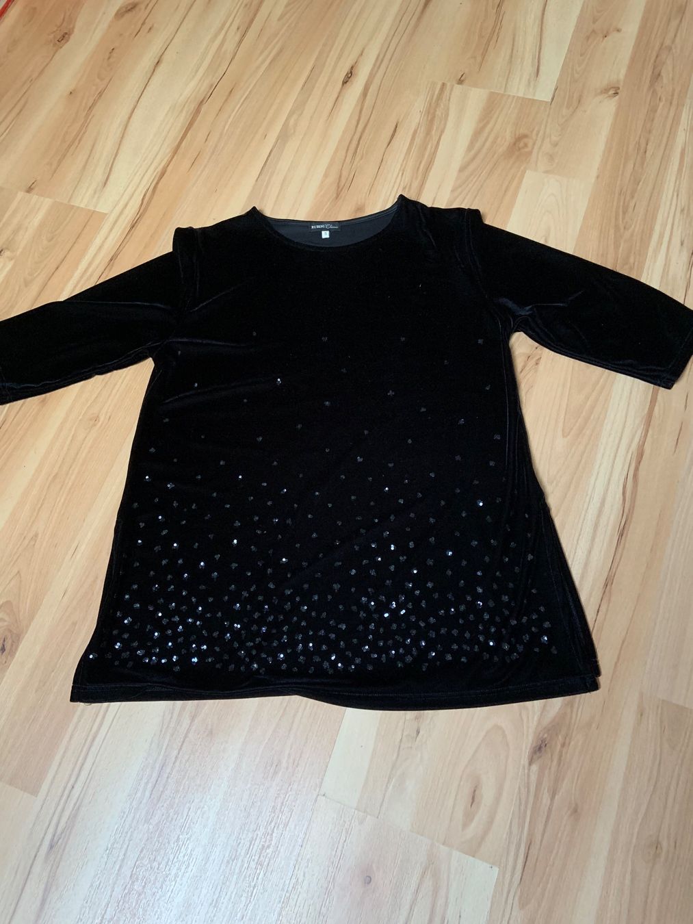 Tops: Pull velours  noir avec paillettes – D'occasion à Ecublens VD par timily