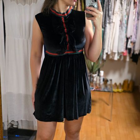 Schwarzes Winterkleid mit Gucci-Streifen-Optik Gr. M