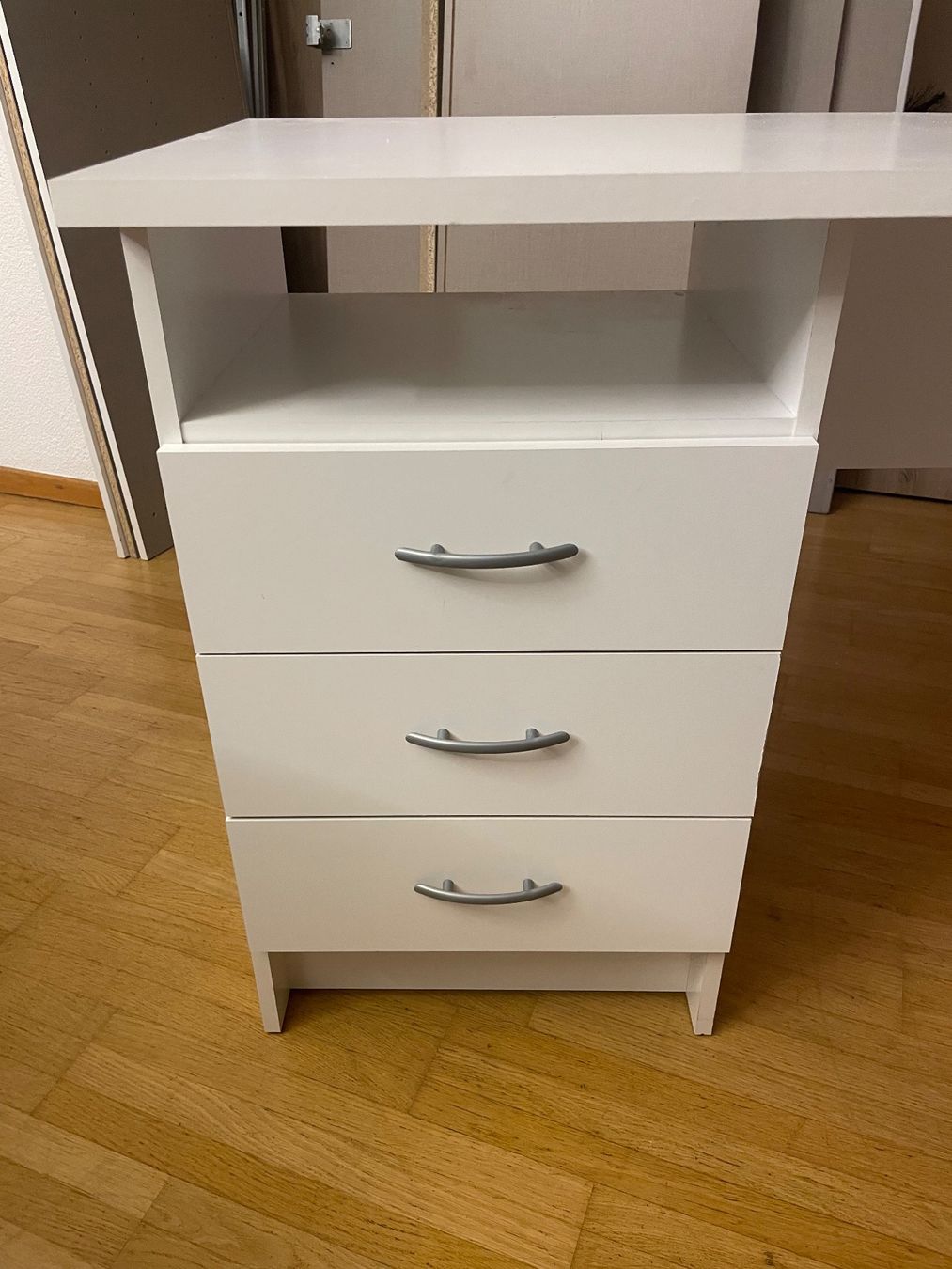 Schreibtische: Schreibtisch mit Schubladen – Gebraucht aus kloten von Teomondoscrofolo 2