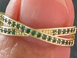 Jolie bague plaquée jaune 59 pierres fines  émeraudes
