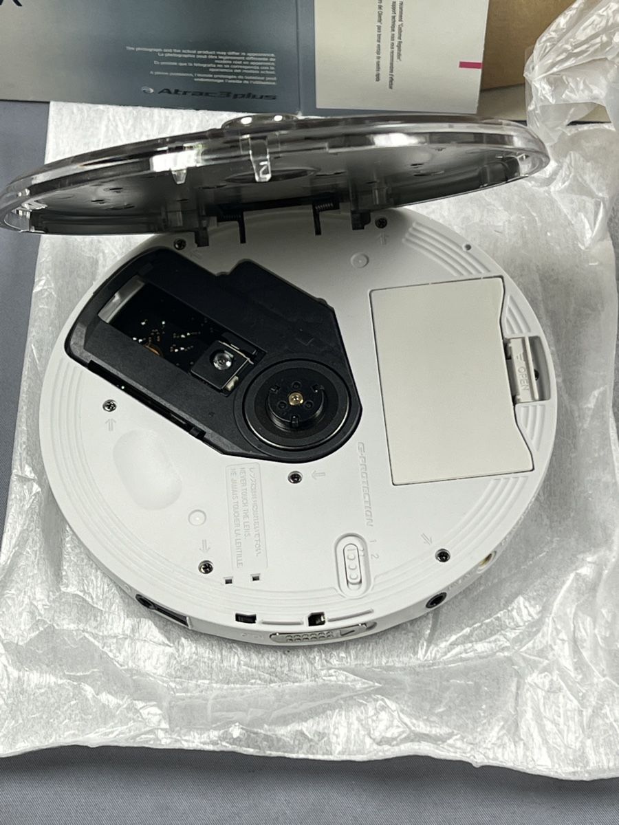 Sony Lettore multimediale portatile: Sony CD walkman D-NE711 – Usato da Thônex venduto da lufoto 1