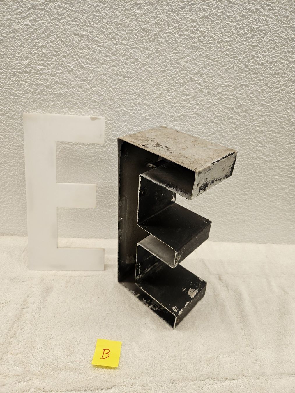 Toutes les décorations: leuchtbuchstabe "E" deko vintage – D'occasion à effretikon par scharki01 1