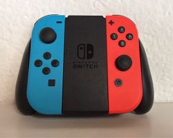 Nintendo Switch Joy-Con Controllers + Grip 🎮
