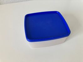Boîte Tupperware bleue et blanche