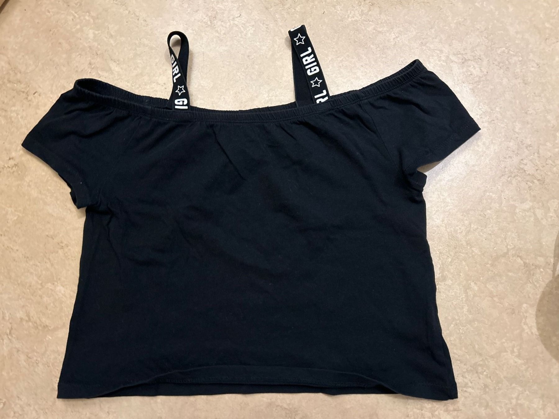 Blusen, T-Shirts & Tops: Schwarzes Mädchen Top Gr. 146-152 Offshoulder – Gebraucht aus Guntershausen von Gloominati