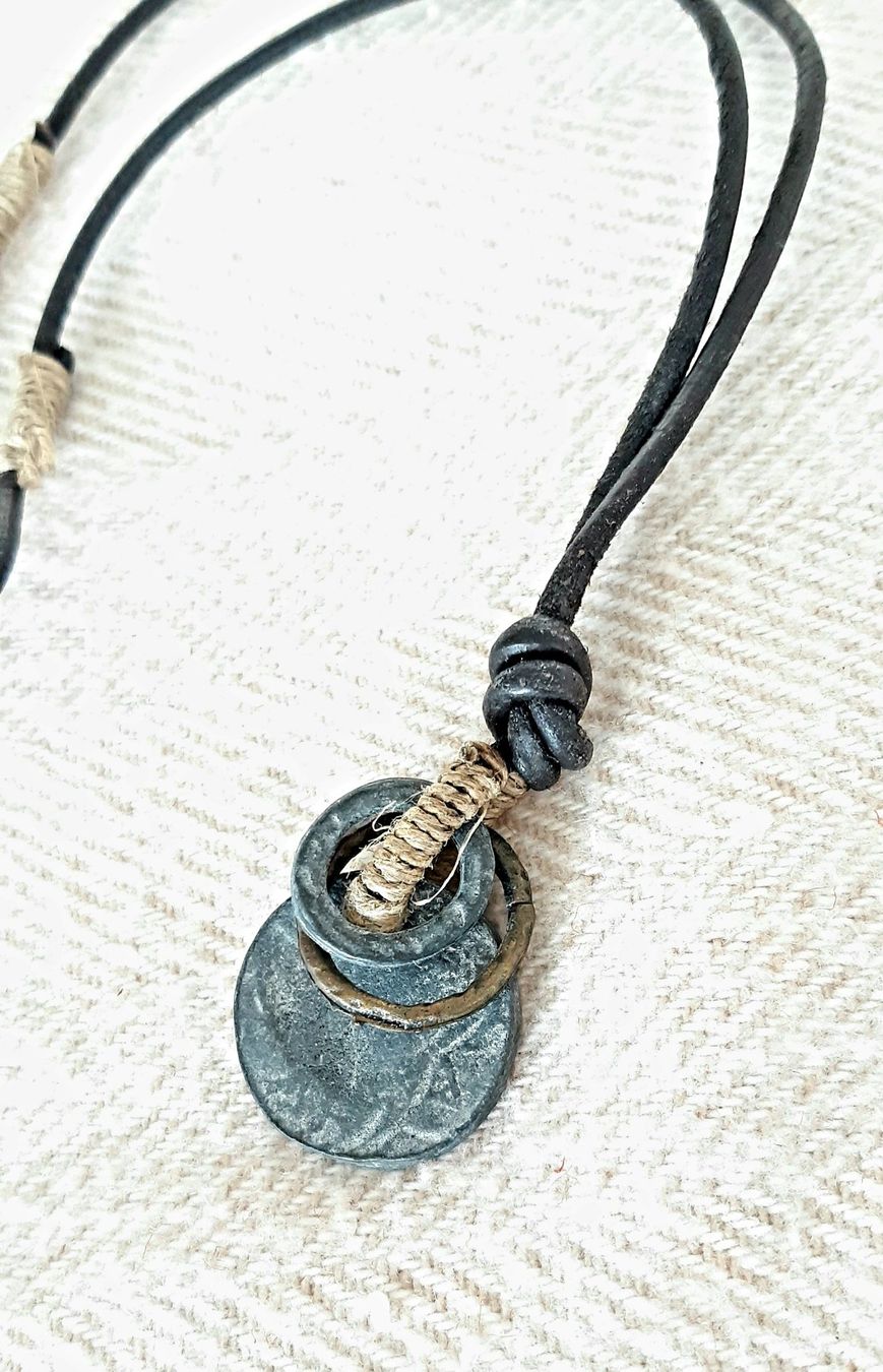 Catenine: Collier en métal et cuir, style industriel – Nuovo (secondo la descrizione) da Champvent venduto da lallina1974 1