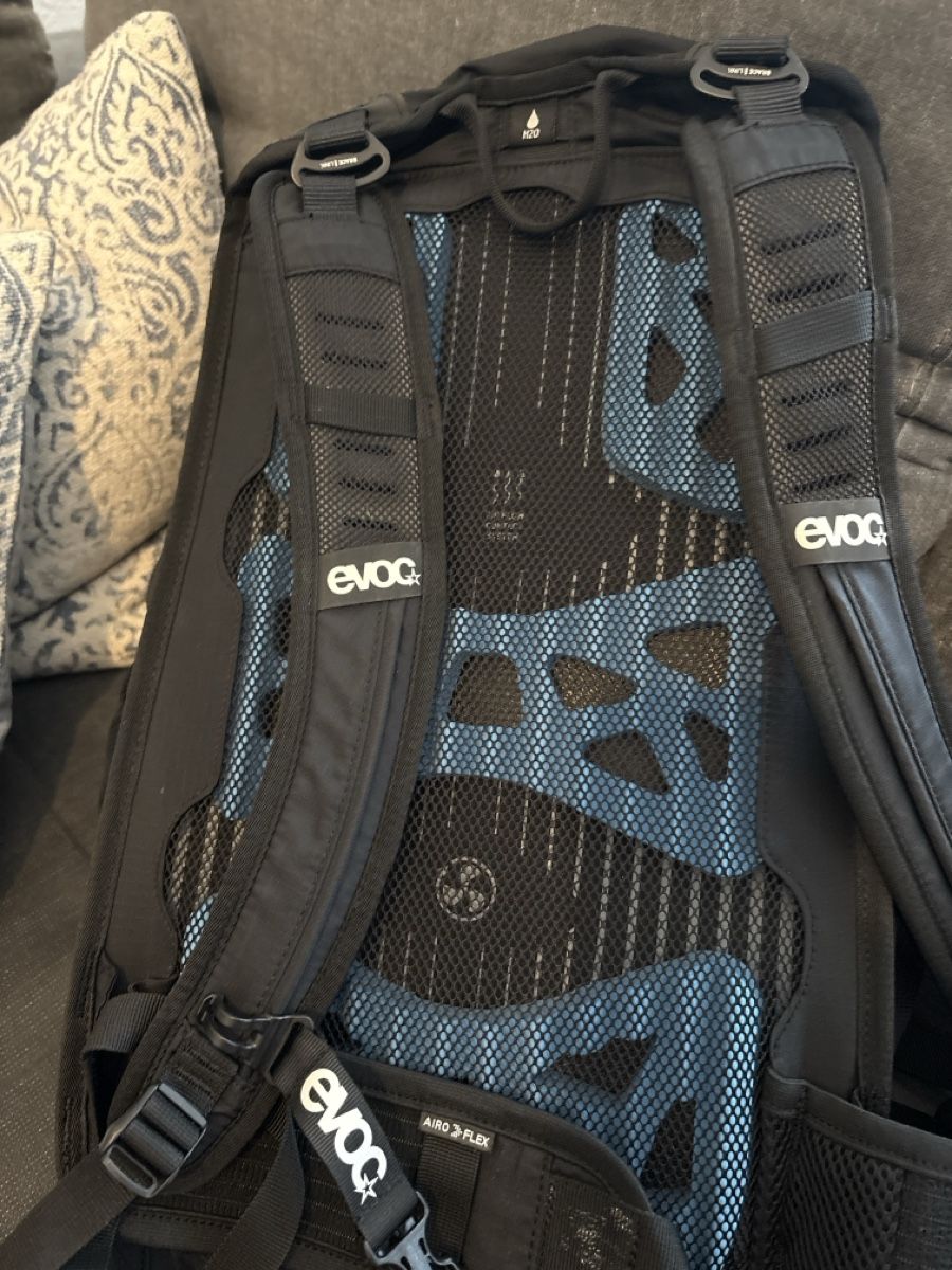Evoc Rucksäcke: Evoc Stage 18 Rucksack schwarz – Gebraucht aus Au SG von ngashi 2