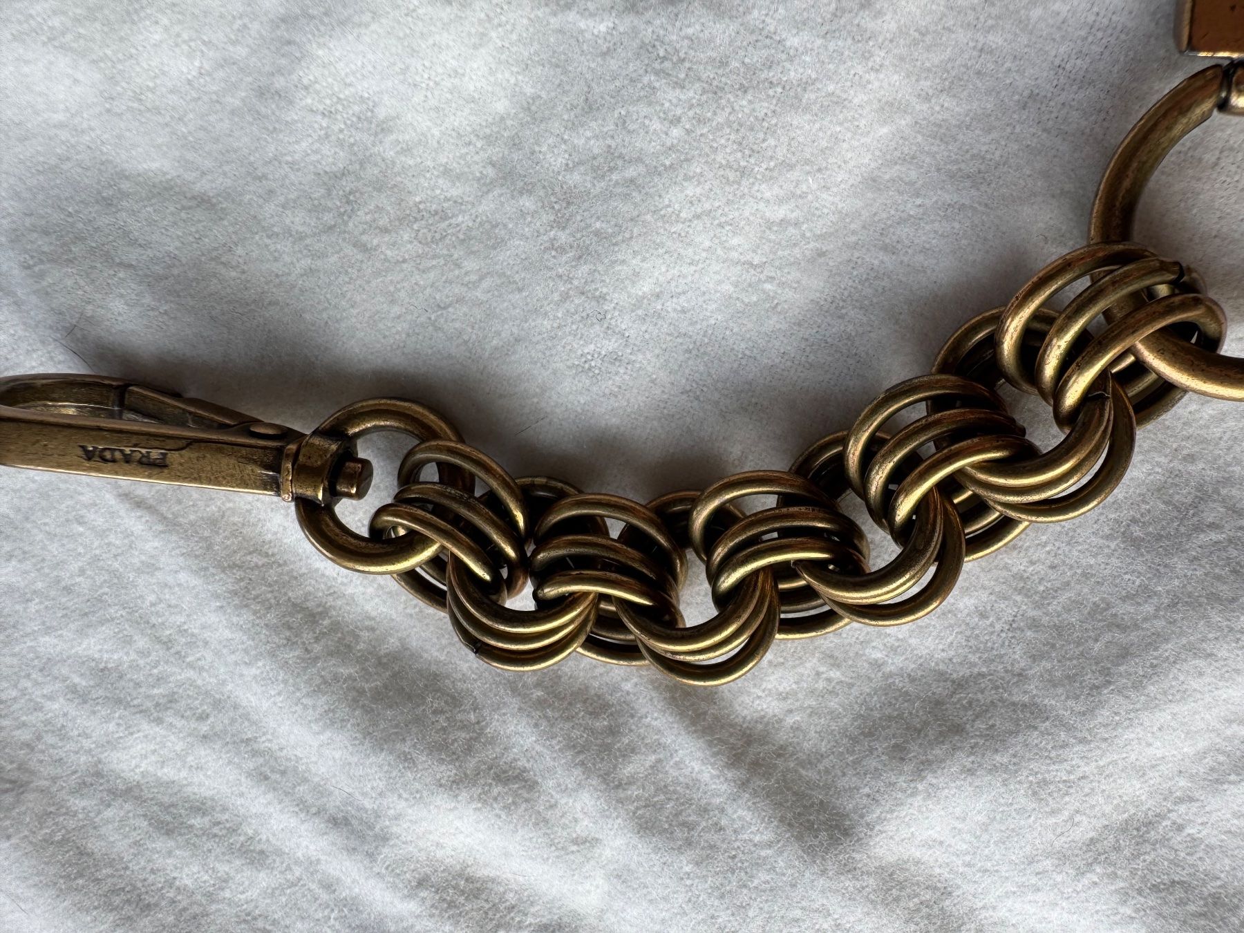 Prada Catenine: RARER PRADA TASCHEN KETTE / ANHÄNGER IN MESSING – Usato da Binningen venduto da Chaussie 2