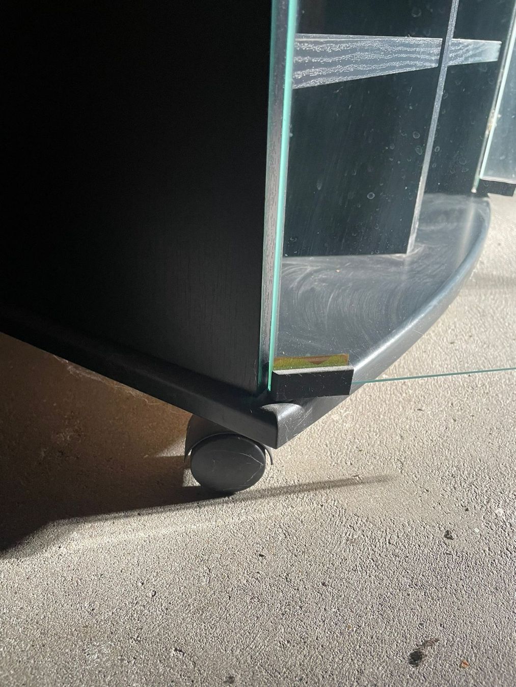Cassettiere: Kommode/Sideboard mit Glas und Ränder – Usato da Wängi venduto da LiqKojote 2