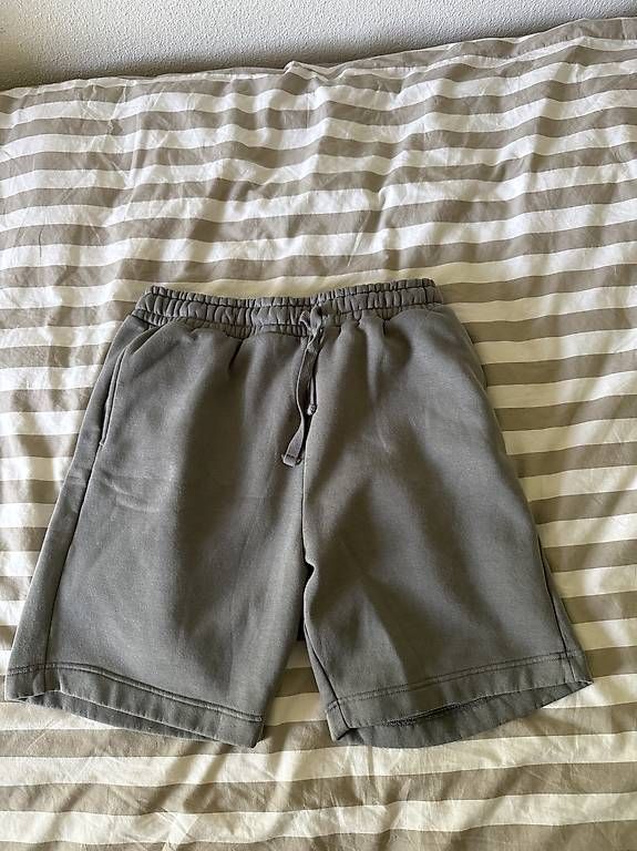 Pantaloni: 2Y Studios Shorts L grau – Usato da Basel venduto da bap_7kpp 1