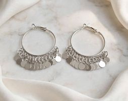 Orecchini a cerchio color argento con dischi pendenti