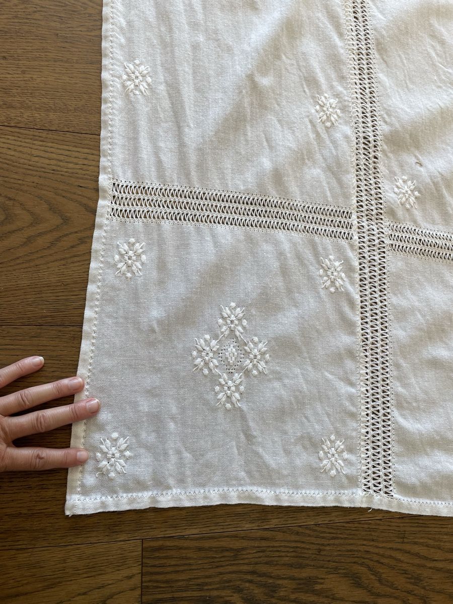Altra biancheria da tavola: Tischtuch gestickt weiss 240cm x 140cm – Usato da Niederbüren venduto da poschti