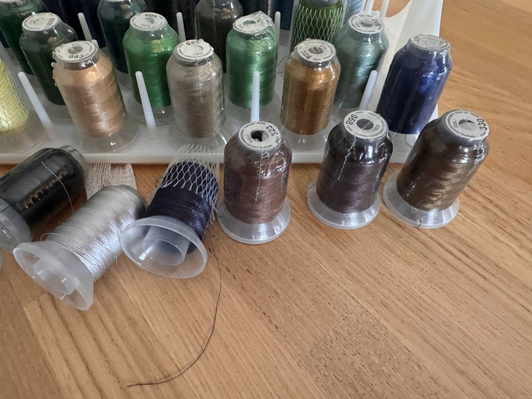 Cordicelle & Fili: 62 Konen / Farben Simthread Stickgarn 40WT 500m - neu – Nuovo (secondo la descrizione) da Frenkendorf venduto da Niqe 4