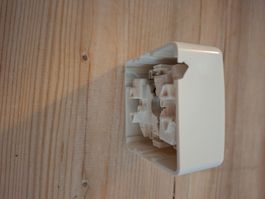 AP Schalter Schema 3 mit Ausbruch für Kabel links