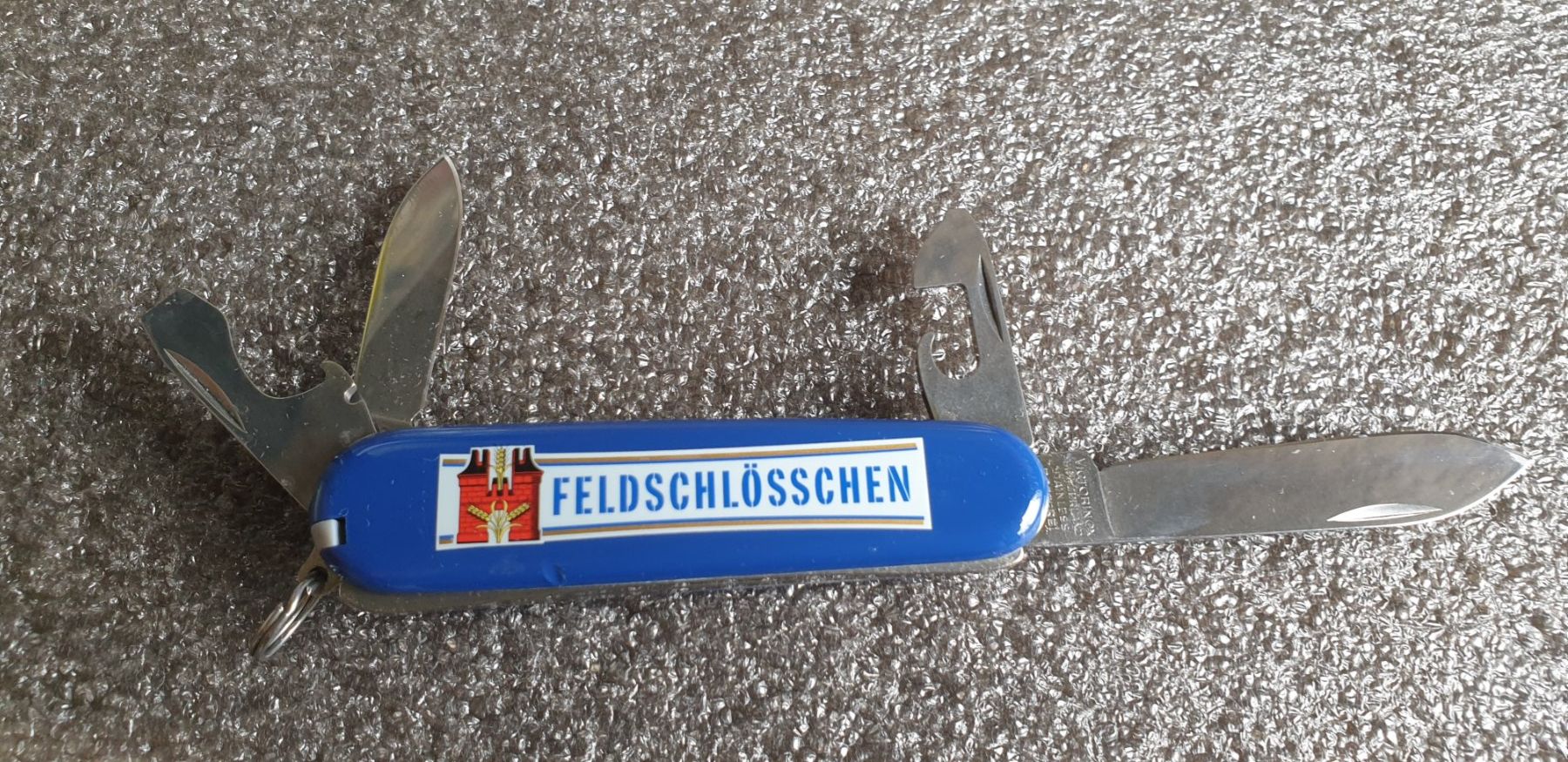 Victorinox Coltelli tascabile: Victorinox Feldschlosschen Blau Bier Sackmesser – Usato da Val D Illiez venduto da SnowRoof 2