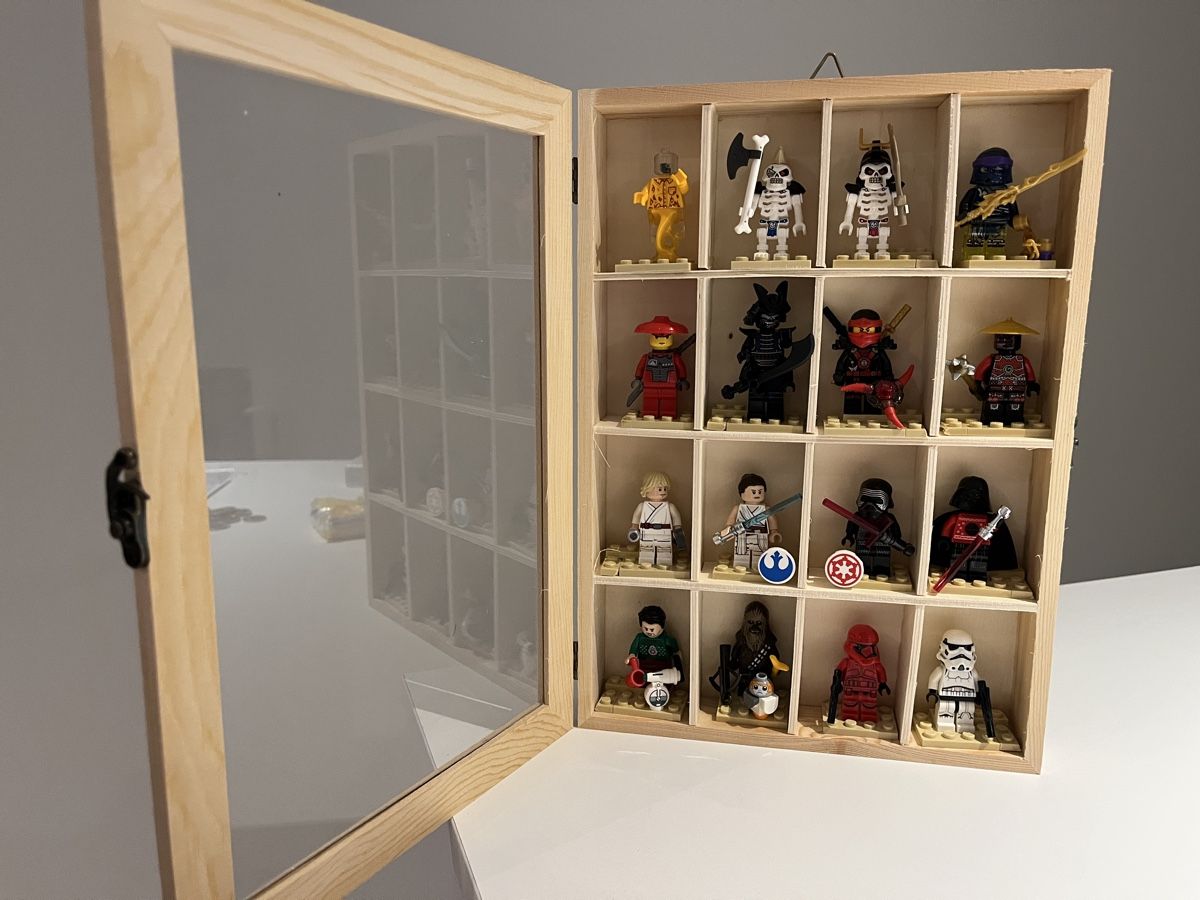 Lego Kit di costruzioni: 16x Lego Minifigures in custom frame display – Usato da Caslano venduto da Berry78 1