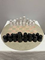 Handgefertigtes Schachspiel aus Keramik und Naturstein
