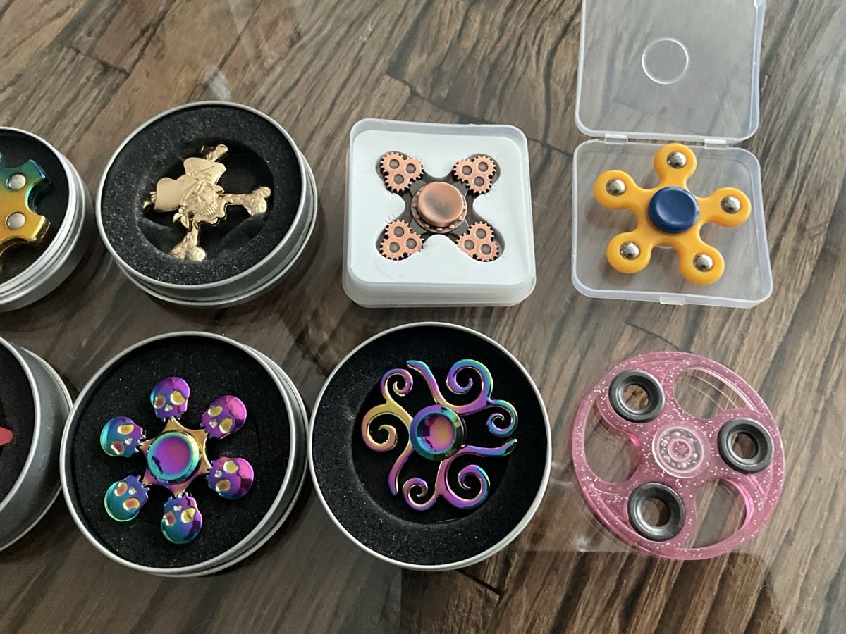 Spielzeuge: 10 x verschiedene Fighter Spinner – Gebraucht aus Oberglatt ZH von Multimix 2