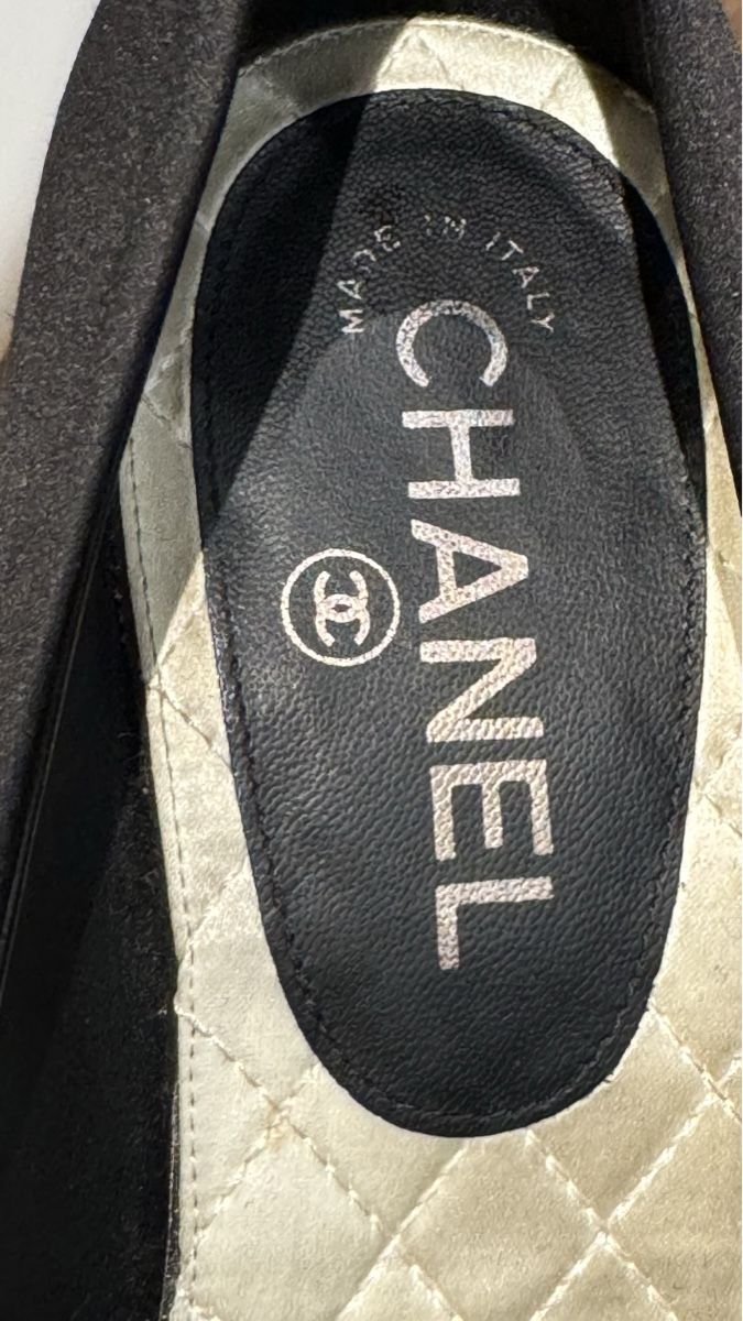 Chanel Scarpe da donna: Escarpins Chanel satin noir logo strass – Usato da Villars-sur-Glâne venduto da Sunshine-8