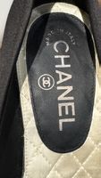 Escarpins Chanel satin noir logo strass