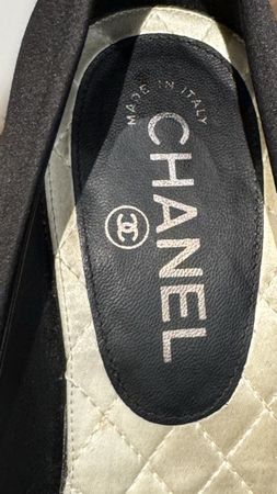 Escarpins Chanel satin noir logo strass