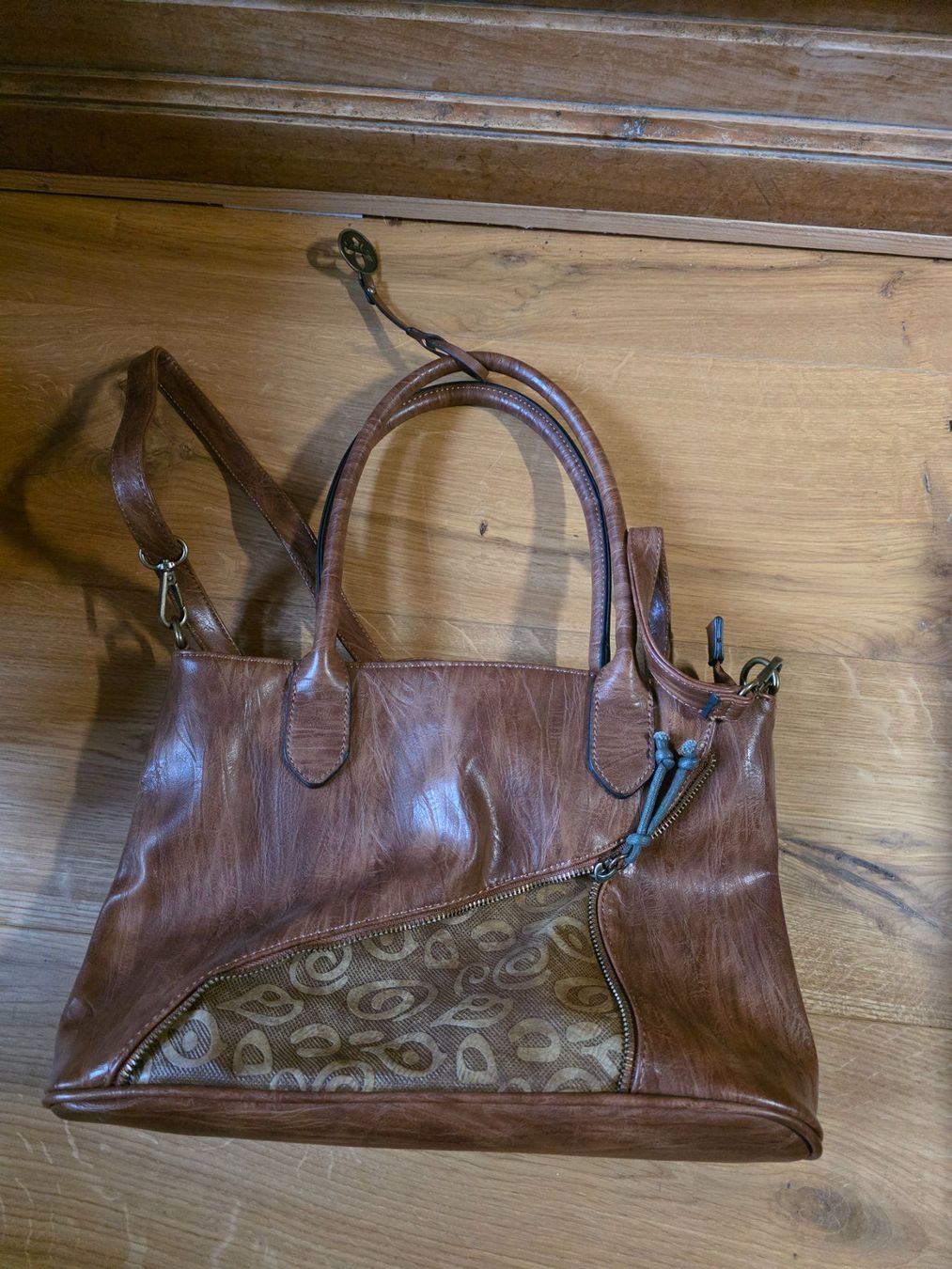 Rieker Borse da donna: Rieker Hand Tasche braunes Leder oder Kunstleder Handtasche – Usato da Walterswil BE venduto da Lonitti 3