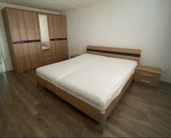 Schlafzimmer mit Bett Nachttische und Schrank