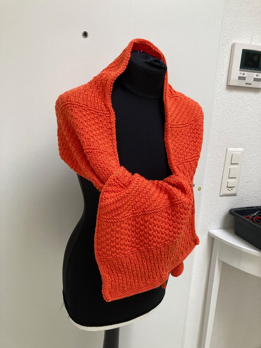 Foulard & Sciarpe: Schal orange,  gestrickt gemustert – Nuovo (secondo la descrizione) da Glattpark (Opfikon) venduto da Pangie